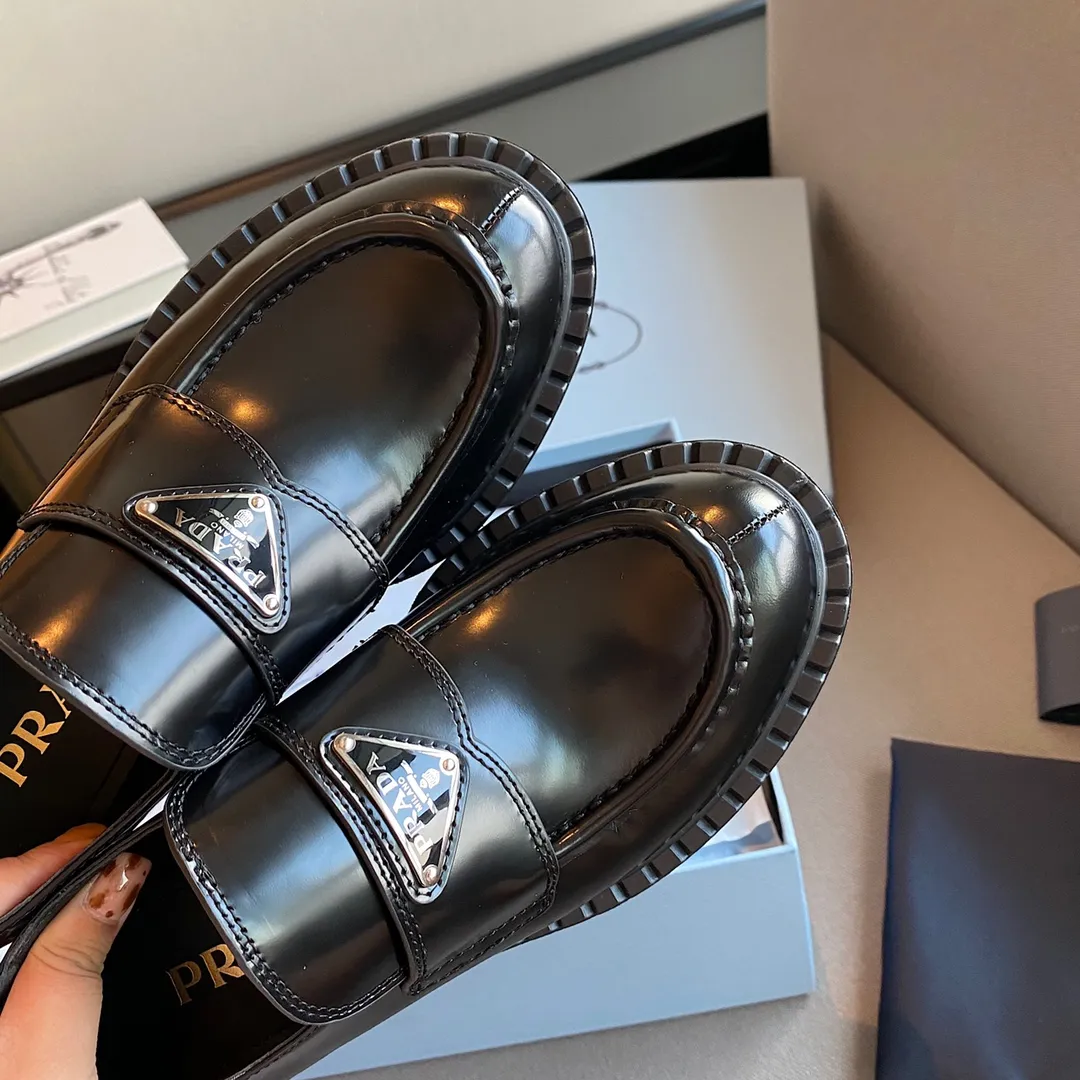 👟👟Ex-factory price 480👟👟 PRADA Prada's 2021 spring and summer upgraded version of the triangular logo Loaf slippers. Compared with last year's old loafers, the triangle logo of this one has been changed to silver, and a gear print design has been added to the welt. It feels more delicate and fashionable! The thick-soled design can add a lot of height to your feet!  Purchase the original, disassemble and reproduce it to restore the authentic taste. The top purchasing version!  qThe upper is made of original open-edge beaded cowhide, which is super textured. The lining is made of top-grade mixed sheepskin. The ZP molded outsole is non-slip and wear-resistant. The code number is 35-41.